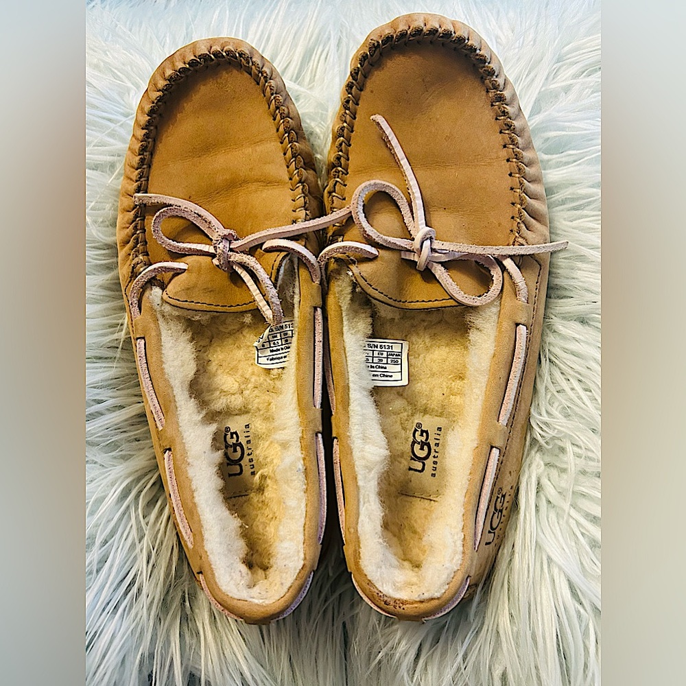 UGG DAKOTA MOCCASIN size 8